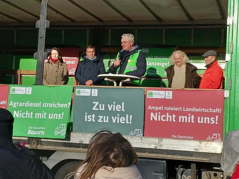Auf dem Podium standen Landrätin Weigand, Gies (CDU), Schäfer, Schlagwein (Grüne) und Pauly (v.l.), ebenfalls vom Bauernverband.