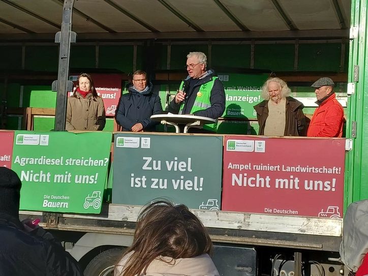 Auf dem Podium standen Landrätin Weigand, Gies (CDU), Schäfer, Schlagwein (Grüne) und Pauly (v.l.), ebenfalls vom Bauernverband.
