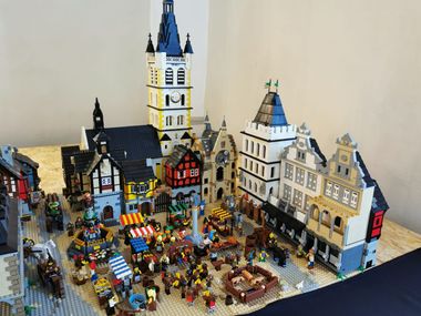 Der Hauptmarkt Trier aus Klemmbausteinen