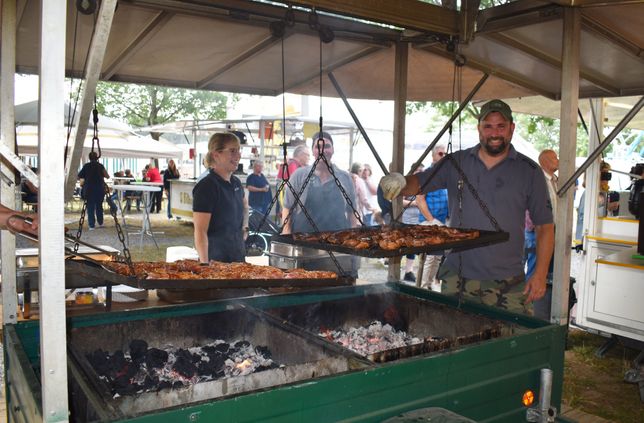 Auch zu Essen gibt es reichlich auf dem Beller Markt.