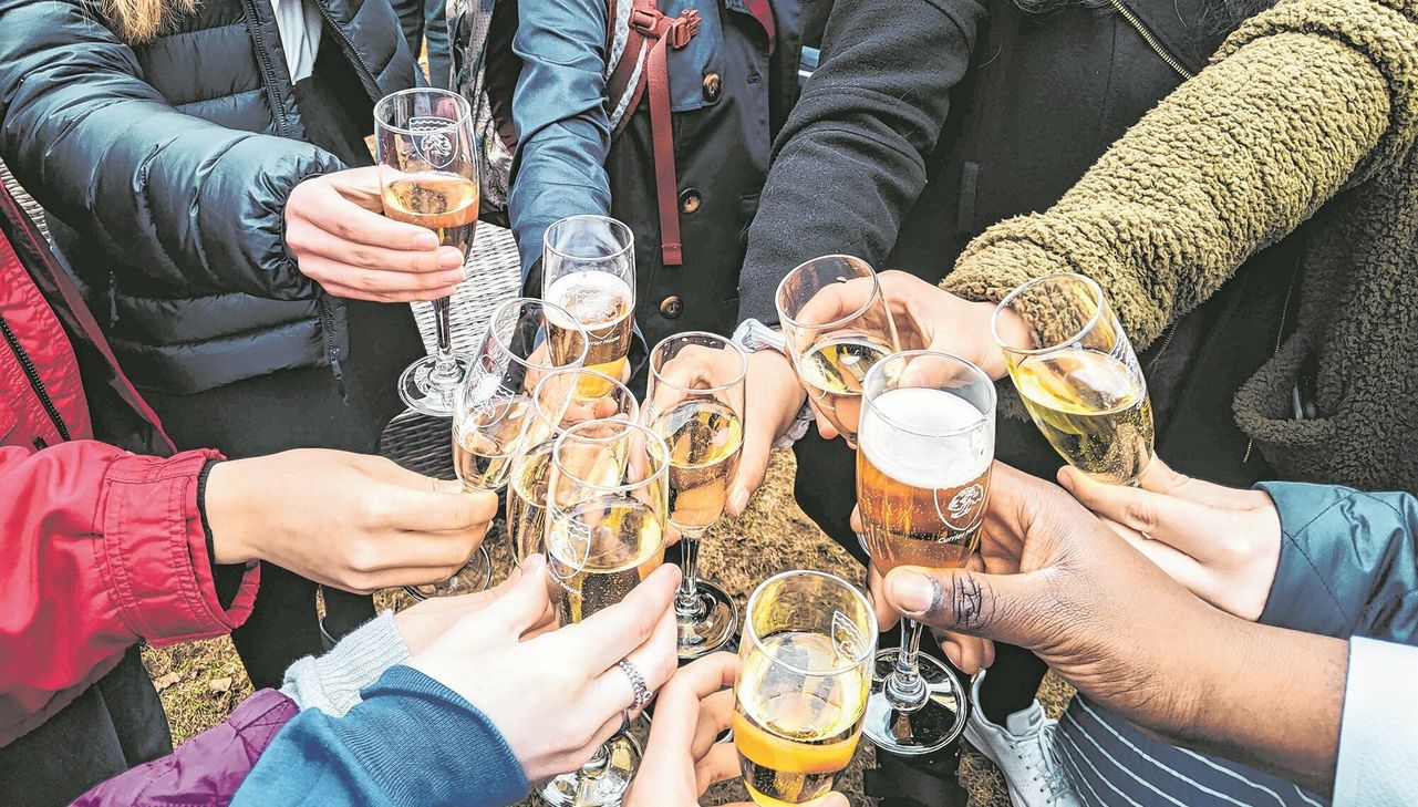 Karneval ist Partyzeit: Doch auch an den tollen Tagen gibt es für Kinder und Jugendliche Einschränkungen.