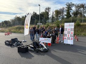 Sven Schmitz, Vorstand der Jugendstiftung der Kreissparkasse Ahrweiler, sorgt für strahlende Gesichter: Die Spende der Jugendstiftung ermöglicht dank zusätzlicher Akkus mehr Trainingsmöglichkeiten - und jede Menge Begeisterung bei den Kindern und Jugendli