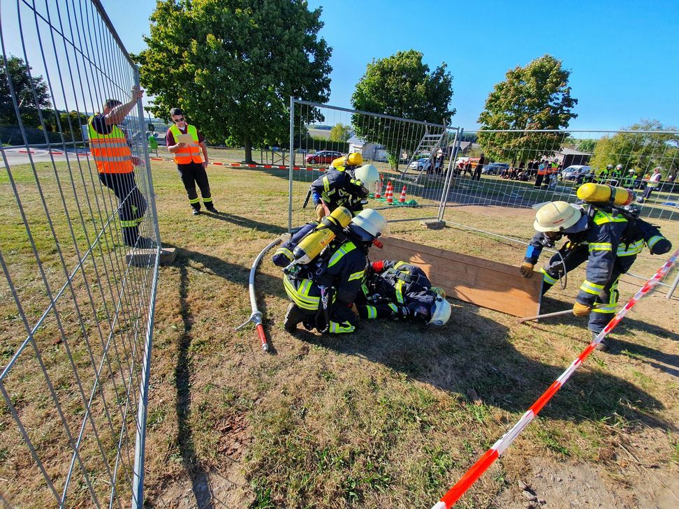 Die Rettung des verunfallten Atemschutzgeräteträger wird vorbereitet.