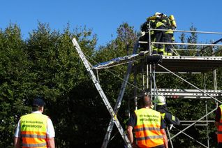 Feuerwehrleistungsabzeichen: Rettung einer Person mittels Leiterhebel.  Fotos (3): Feuerwehr