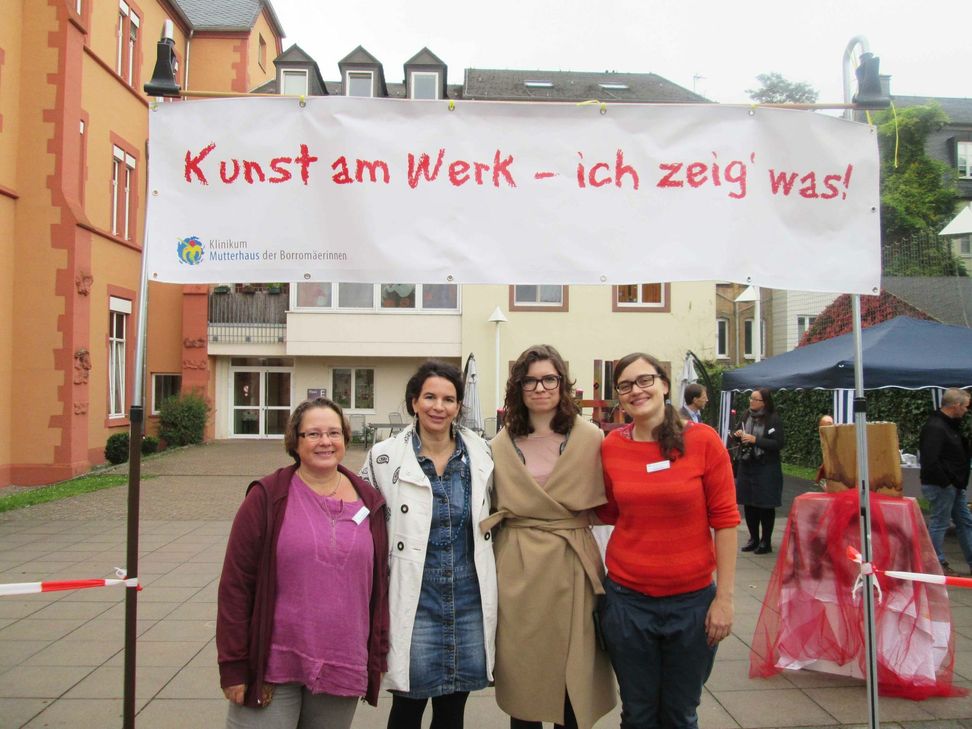 "Kunst am Werk – ich zeig was!" war das Motto der offenen Baustelle im Innenhof der Kinder- und Jugendpsychiatrie, das vom Co-Therapeutenteam begleitet wurde. Mit den Jugendlichen haben gearbeitet: Sozialpädagogin Kristin Brackhahn, Ergotherapeutin Marie Hoffmann Schulz, Psychologiepraktikantin Priska Vogt und die Kunsttherapeutin Paula May. Foto: Klinikum Mutterhaus der Borromäerinnen, KJP