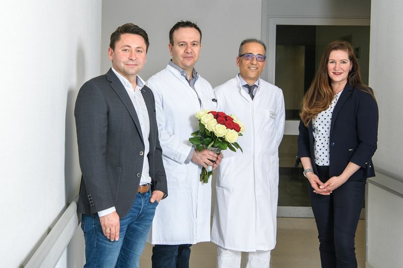 Gratulation zur Ernennung zum Chefarzt (v. l.): Vladimir Lejrich, Kaufmännischer Direktor, Dr. Kiriakos Kirmanoglou, Chefarzt Kardiologie, Dr. Rahman Faize, Chefarzt Innere Medizin, und Sabine Raimund, Geschäftsführerin Katharina Kasper ViaSalus GmbH.
