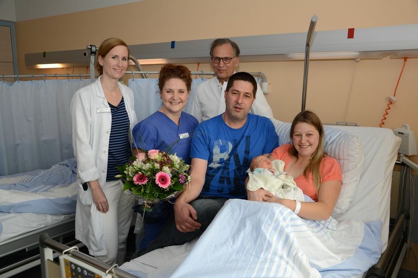 Die glücklichen Eltern Lisa Fiedler und Markus Korb mit ihrem Sohn Jonas freuen sich über die Glückwünsche des Teams der Geburtshilfe:( v.l.n.r.) Assistenzärztin Karen Marie Koch, Hebamme Anna Koltes und Chefarzt Dr. med. Wolfgang Günther. Foto: Stefanie Radtke