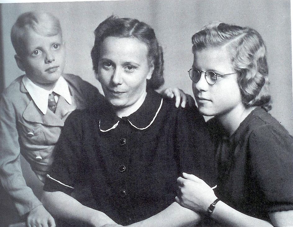 Heino mit seiner Mutter Franziska und  Schwester Hannelore.