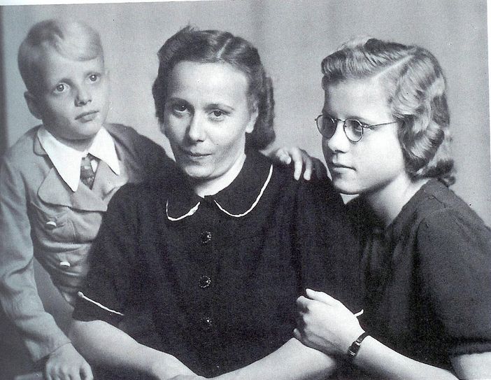 Heino mit seiner Mutter Franziska und  Schwester Hannelore.