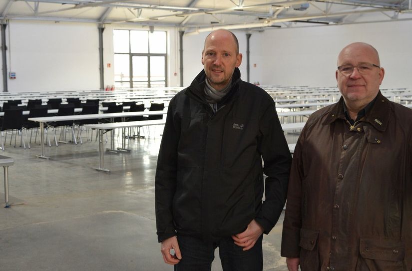 Fachbereichsleiter Jürgen Huthmacher (li.) und Christoph Stolzenberger, Bereichsleiter Veranstaltungsstätten, stellten die neue Halle vor.
