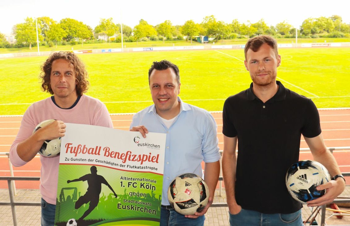 Bürgermeister Sacha Reichelt (m)., Lokalsport-Redakteur Tom Steinicke (l.) und Maximilian Hilgers vom ETSC werben für das Benefizspiel am 24. September. Foto: Kreisstadt Euskirchen