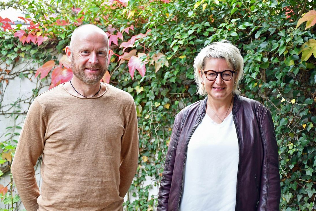 Ulrike Schultheis bietet ab sofort im Kreis-Gesundheitsamt eine Sprechstunde für Menschen an, die nach der Flutkatastrophe unter seelischen Problemen leiden. Christian Ramolla, der Leiter des Amtes, freut sich über dieses zusätzliche Angebot. Foto: W. Andres / Kreis Euskirchen