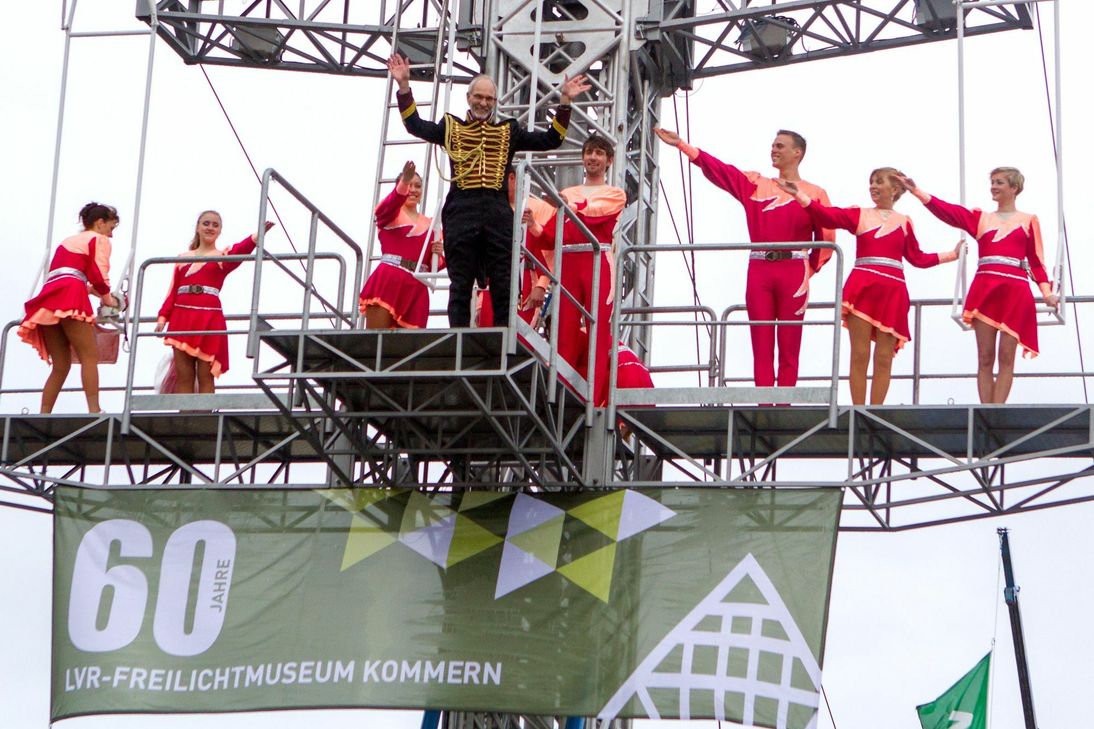 Das LVR-Freilichtmuseum lebt hoch und Museumsleiter Dr. Josef Mangold geht in die Luft. Fotos: Paul Düster