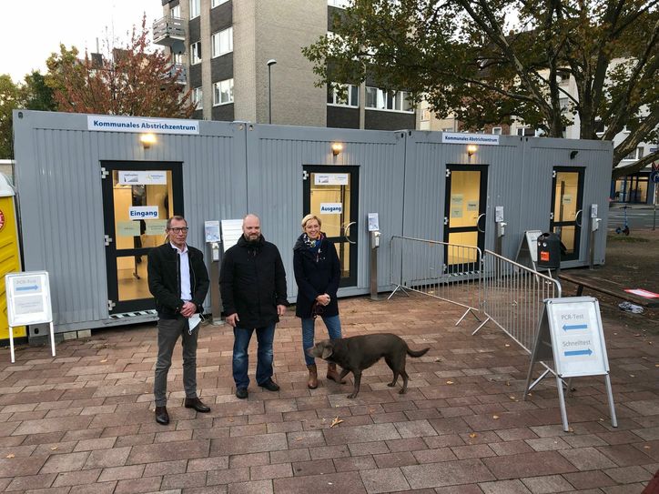 PCR- und Schnelltests bieten Zentrumsleiter Holger Hellwig, Gesundheitsdezernent Dr. Michael Ziemons und Dr. Ines Schöning im Kommunalen Abstrichzentrum am Bahnhof Rothe Erde allen an, die diese noch kostenlos durchführen lassen können. Foto: T. Förster