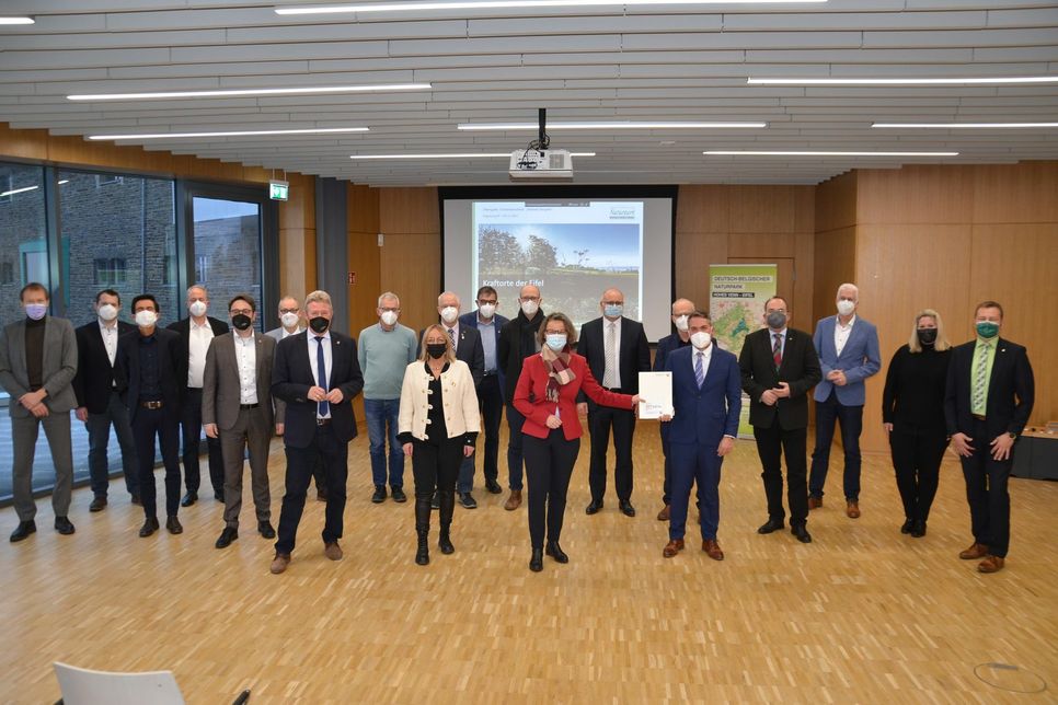Vertreter von elf Kommunen nahmen gemeinsam mit Regionalmanager Nicolas Gath (5.v.r.) den Förderbescheid von Heimatministerin Ina Scharrenbach (vorne, rote Jacke) entgegen. Foto: T. Förster