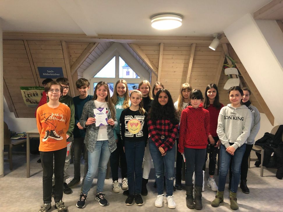 Larissa Simon (4. von links) zeigt stolz ihre Urkunde. Die 12-jährige Schülerin von der Friedrich-Spee-Realschule plus, Neumagen-Dhron, gewann den Wettbewerb