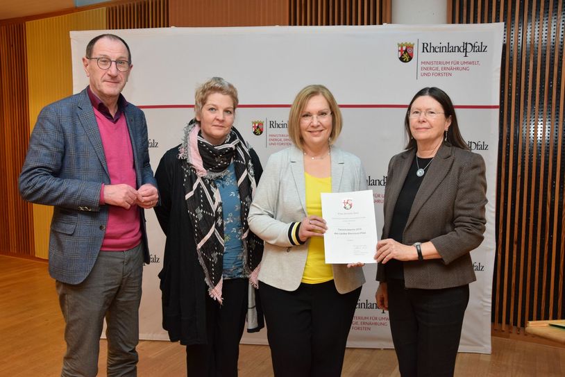 V.r.: Umweltministerin Ulrike Höfken, Annette Saur (1. Vorsitzende Pfote drauf), Alexa Klein (2. Vorsitzende Pfote drauf) und Lothar Rommelfanger (MdL). Foto: MUEFF