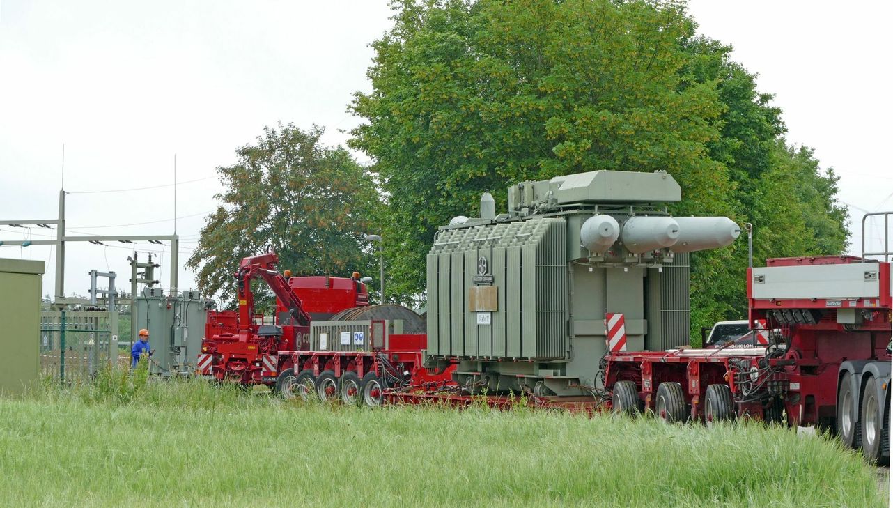 Mit einem Schwertransporter wurde das neue Herzstück der Umspannanlage Blankenrath - ein 80 Tonnen schwerer Transformator - an seinen Bestimmungsort geliefert und aufgestellt.