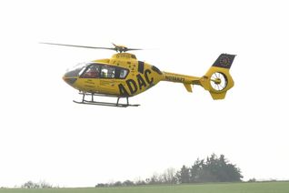 Die schwerverletzte Fahrradfahrerin wurde mit einem Rettungshubschrauber in ein Krankenhaus geflogen.