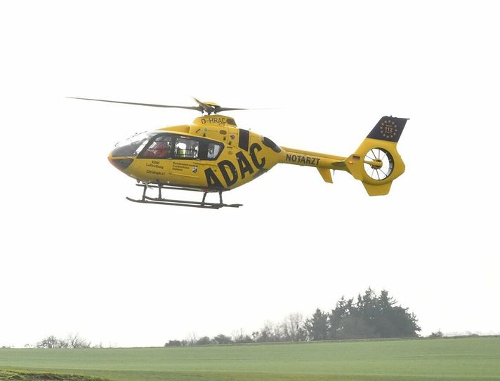 Die schwerverletzte Fahrradfahrerin wurde mit einem Rettungshubschrauber in ein Krankenhaus geflogen.