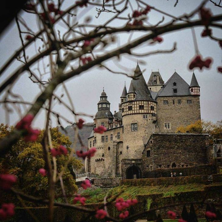 Nordwestlich der Stadt Mayen erhebt sich auf einem Felsrücken das romantische Schloss Bürresheim mit prächtig erhaltener Ausstattung. Weitere Infos unter www.burgen-rlp.de. Foto: Archiv