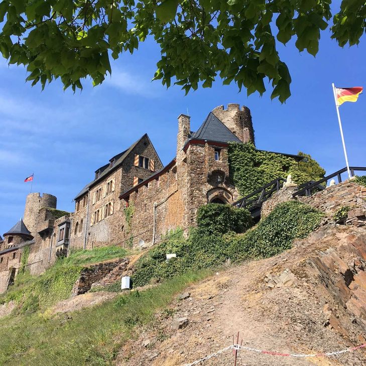 Die Doppelburg Thurant mit Steingarten und Kapelle steht auf einem Bergsporn aus Schiefer hoch über dem Ort Alken an der Mosel. Mehr unter www.thurant.de. Foto: Archiv