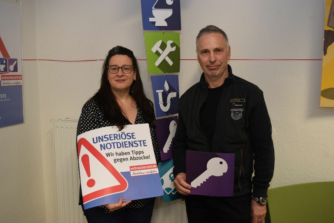 Monika Schiffer (Verbraucherzentrale) und Anton Dickopp (Polizei) informierten Anlässlich des Weltverbrauchertages. Foto: Scholl