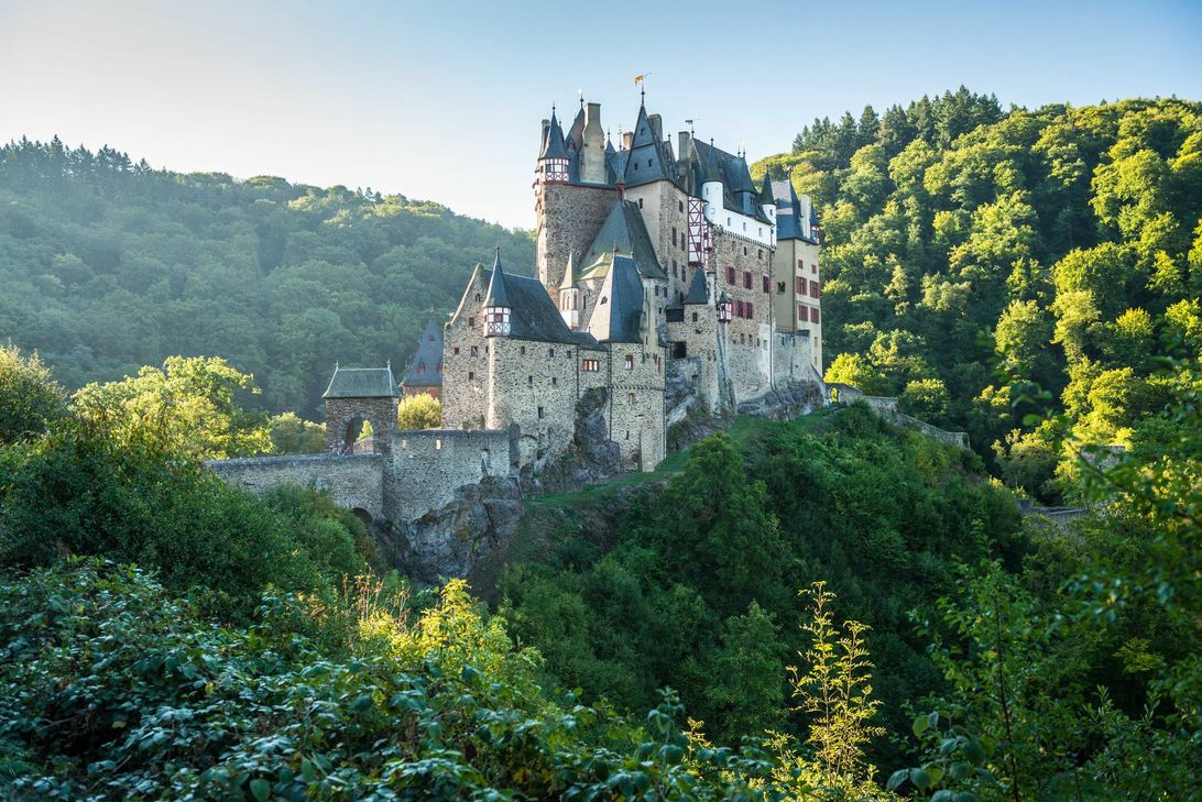 Burg Eltz ist der Inbegriff der deutschen Ritterromantik und eine der schönsten Burganlagen Deutschlands. Vielen ist sie noch vom 500-DM-Schein bekannt. Mehr unter www.burg-eltz.de. Foto: Archiv