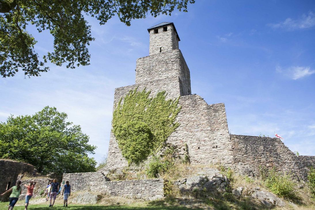 Die ehemalige kurfürstliche Landesburg im Hochwald kann mit einem Hexenmuseum aufwarten. Sogar als Hochzeitskulisse dient die Grimburg. Infos unter www.burg-grimburg.de. Foto: Archiv