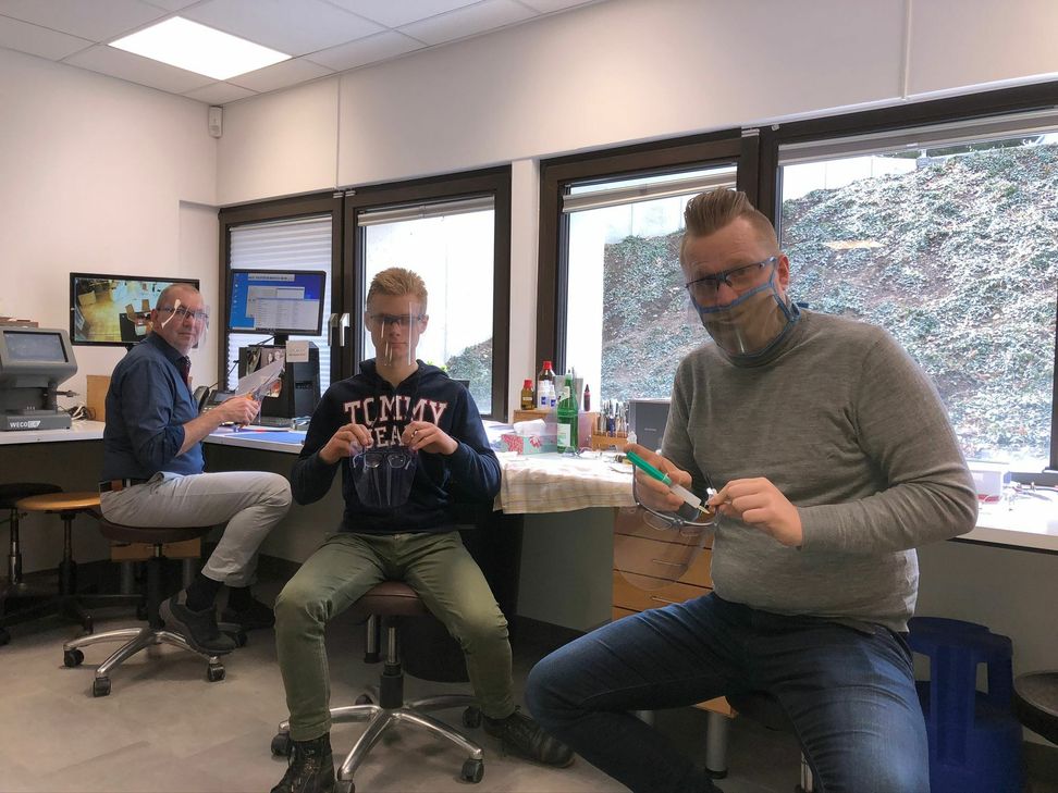 Beat Kaulard (r.) und seine Mitarbeiter werkeln eifrig an den neuen »FaceSafe-Brillen«.