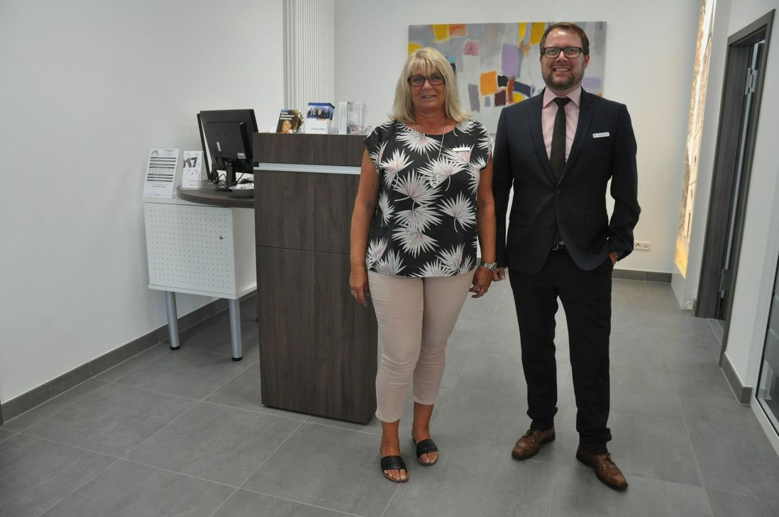 Heike Wilhelmi und Filialleiter Frank Münnich im funktional umgestalteten Schalterraum.
