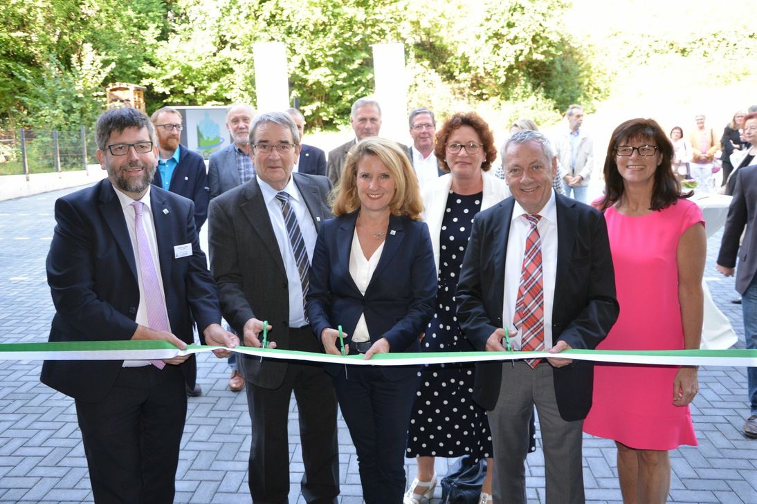 Freudige Gesichter zu Eröffnung: VG-Bürgermeister Lambertz, Alt-Bürgermeister Probst, Staatsekretärin Raab, Beigeordnete Franzen, Landrat Schnur und die 1. Beigeordnete Balthasar-Schäfer.