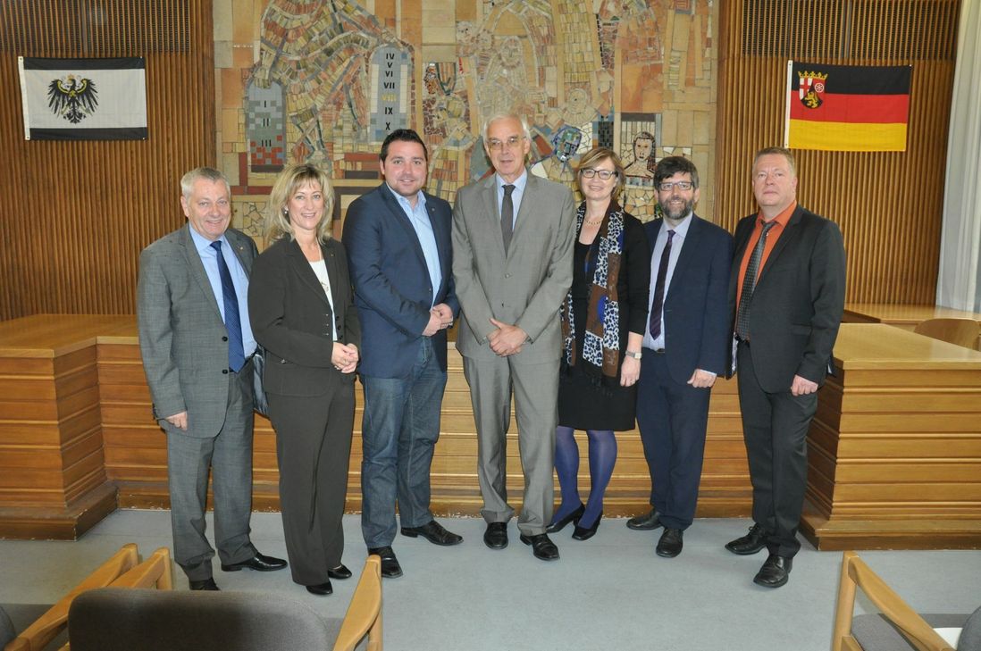 Doris Linden (3. v. r.), Direktorin des Amtsgerichts, und Geburtstagsgäste aus Justiz und Politik.