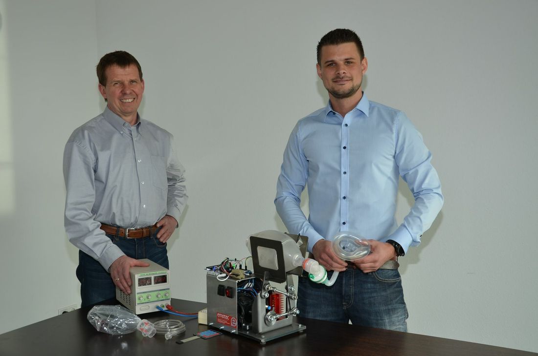 Bastian Jansen hat ein Beatmungsgerät konstruiert. emotec-Geschäftsführer Bruno Just kümmert sich nun um die Vermarktung, damit der Prototyp zur Lebensrettung von COVID-19-Patienten in Serie gehen kann. Foto: T. Förster