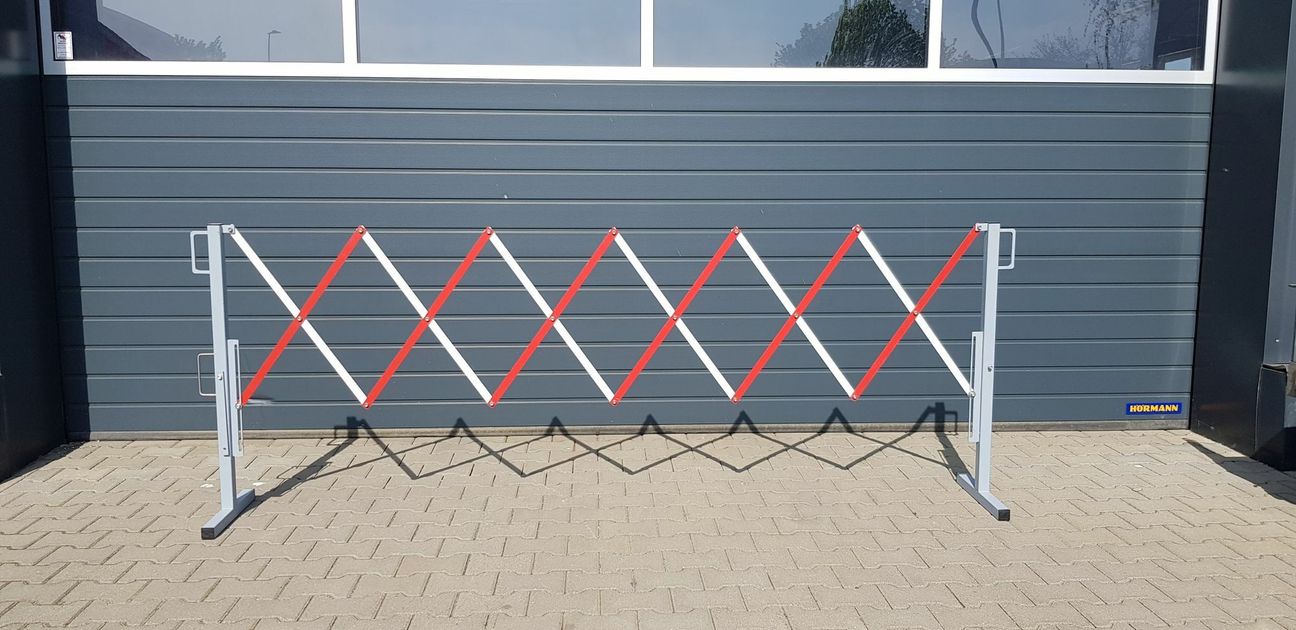 Diese Teleskopgatter sorgen für Abstand. Foto: emotec