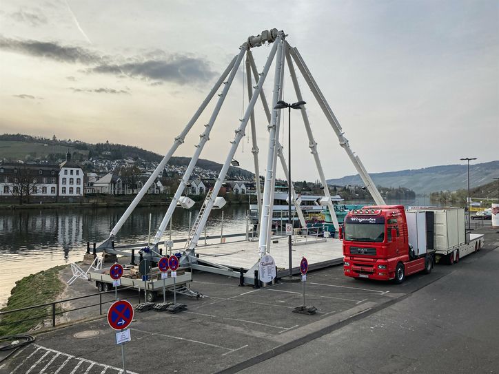 Aufbauarbeiten für das Riesenrad am Moselufer in Bernkastel.