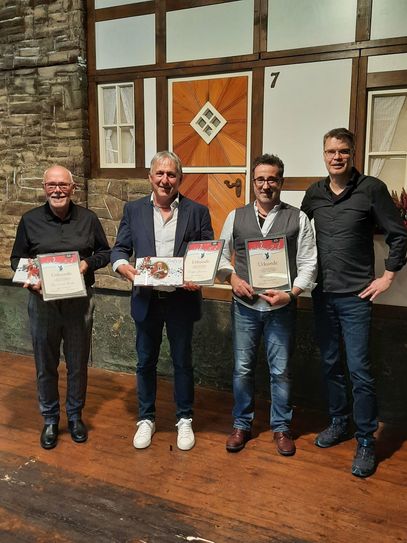 Die Goldenen Bernhard Roder und Edgar Jansen mit Heino Breuer, der für 25-jährige Vereinszugehörigkeit geehrt wurde, sowie Gerd Förster, Vorsitzender des Musikvereins »Lyra« Höfen.