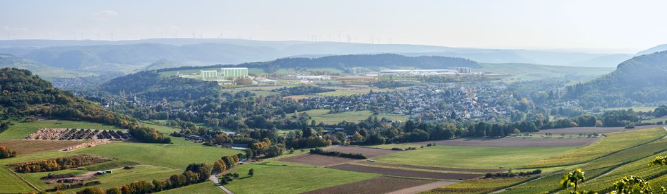 Könnte es bald so am Rande von Maring-Noviand aussehen? Die Interessengemeinschaft hat ein Foto mit Industriegebiet montiert.       Foto: Interessengemeinschaft