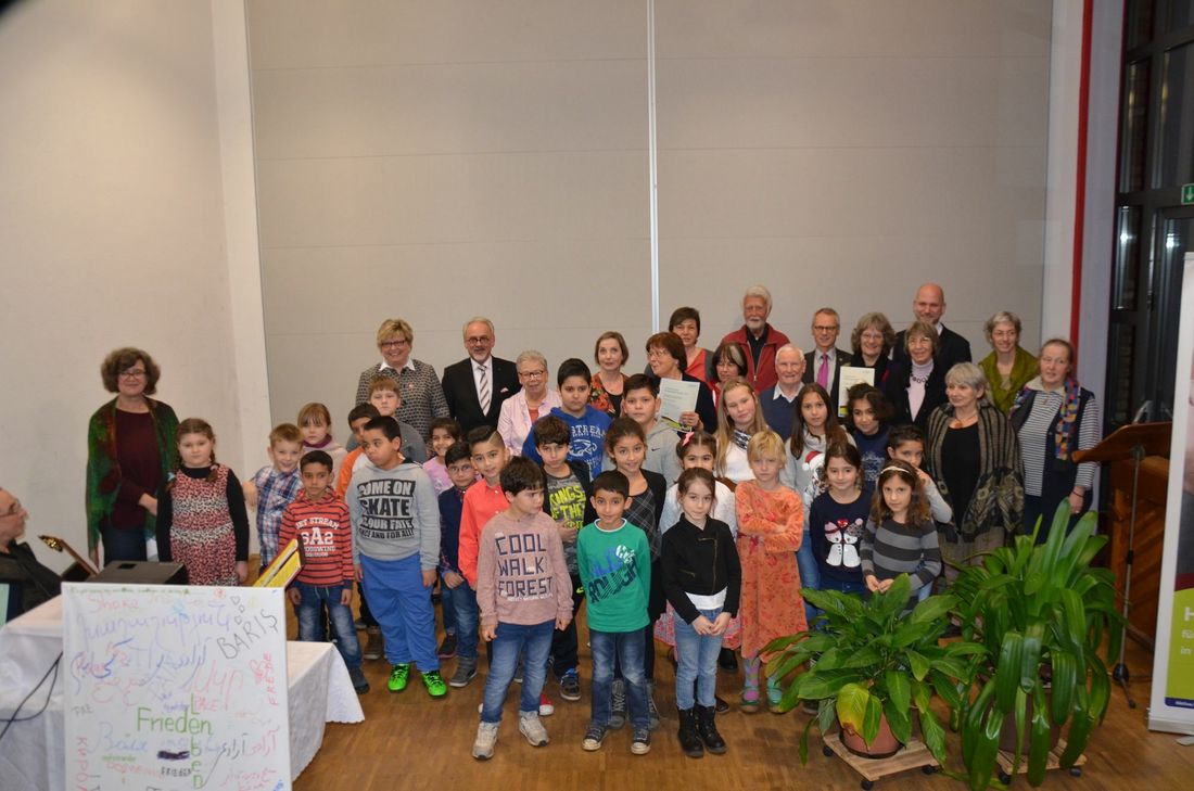 Bunt und vielfältig wie der Miteinanderpreis selbst sind die Ausgezeichneten: Der Flüchtlingsrat Roetgen, der Arbeitskreis Langschoss und die Grundschule Hermannstraße aus Stolberg.