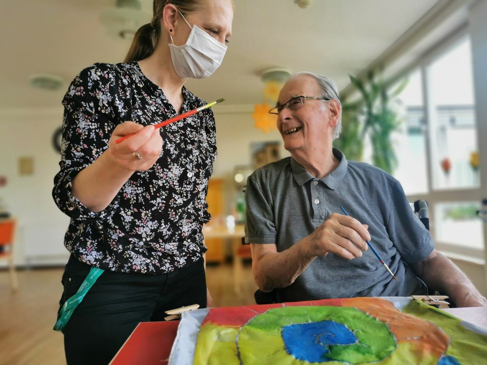 Die Bewohner der Alloheim Seniorenresidenz AGO Trier freuen sich, endlich wieder aktiv werden zu können. Foto: Alissa Braun