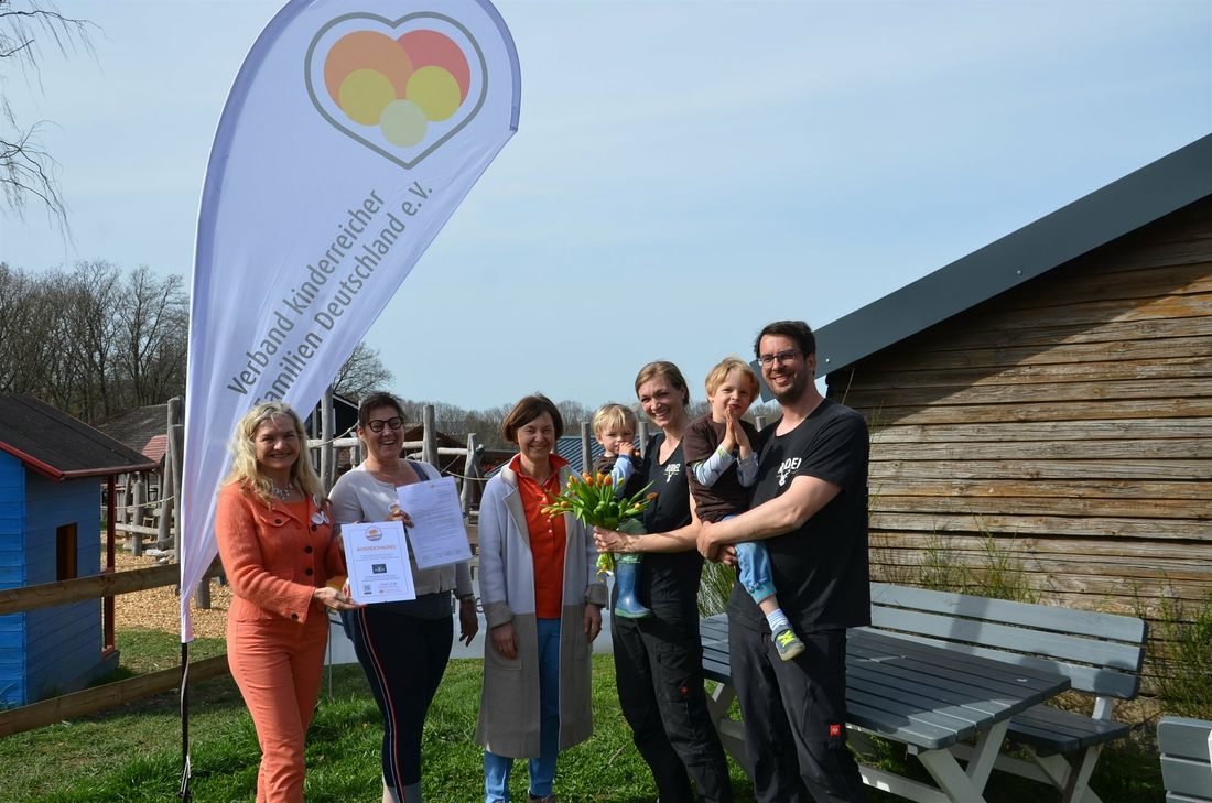 Vertreter des Verbandes kinderreicher Familien Deutschland e.V. zeichneten den Wildpark in Schmidt von Katja und Axel Scheidtweiler mit dem Gütesiegel »fair family« aus.