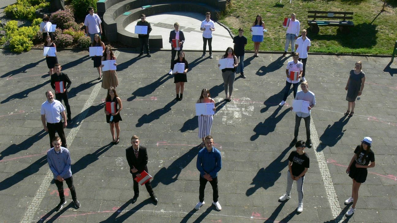 Die Abschlussklassen 9b und 10a erhielten ihre Zeugniss. Foto: RS plus