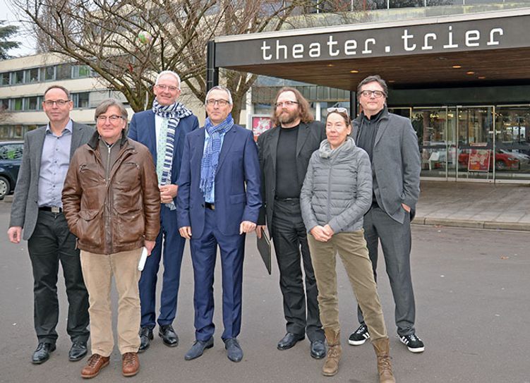 OB Wolfram Leibe (3. v. l.) möchte mit dem Leitungteam bestehend aus Verwaltungsdirektor Herbert Müller, dem technischen Leiter Peter Müller, Generalmusikdirektor Victor Puhl, Chefdisponent Marius Klein-Klute, Tanzchefin Waltraut Körver und Schauspieldirektor Ulf Frötzschner (v. l., nicht im Bild die erkrankte Katharina John) das Theater in eine erfolgreiche Zukunft führen. Foto: Presseamt