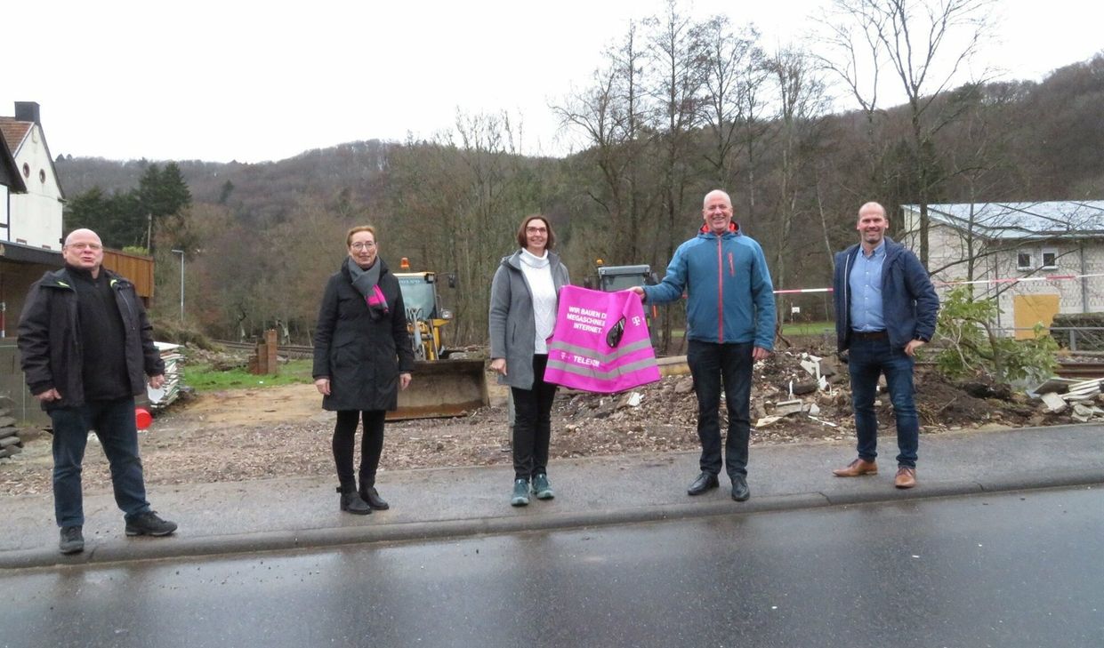 Beim Ortstermin in Urft: Gerd Wolter (v.li.), Ursula Schauf-Paschek und Anja Wilhelm (alle Telekom) sowie Kalls Bürgermeister Hermann-Josef Esser und Teamleiter Marcus Auel von der Gemeindeverwaltung Kall.