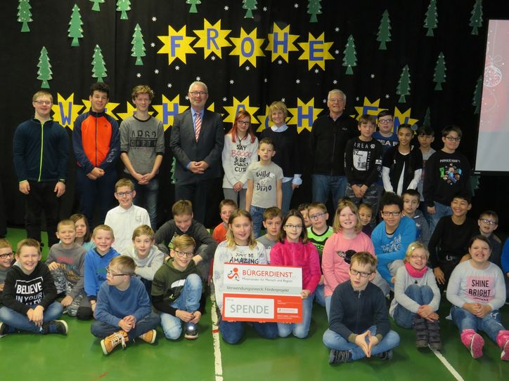 Werner Peters (hintere Reihe, 4.v.l.) überreichte die Spende in Anwesenheit der Schüler an Schulleiterin Beate Neugebauer-Kraft (hintere Reihe, 7.v.l.) und Karl-Heinz Schwartz, Vorsitzender des Fördervereins (hintere Reihe, 6.v.r.). Foto: privat