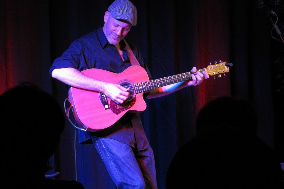 Lehrt für einen Tag in Bitburg: Adam Rafferty. Der Amerikaner besticht als perfekter Fingerstyle-Gitarrist.    Foto: Veranstalter