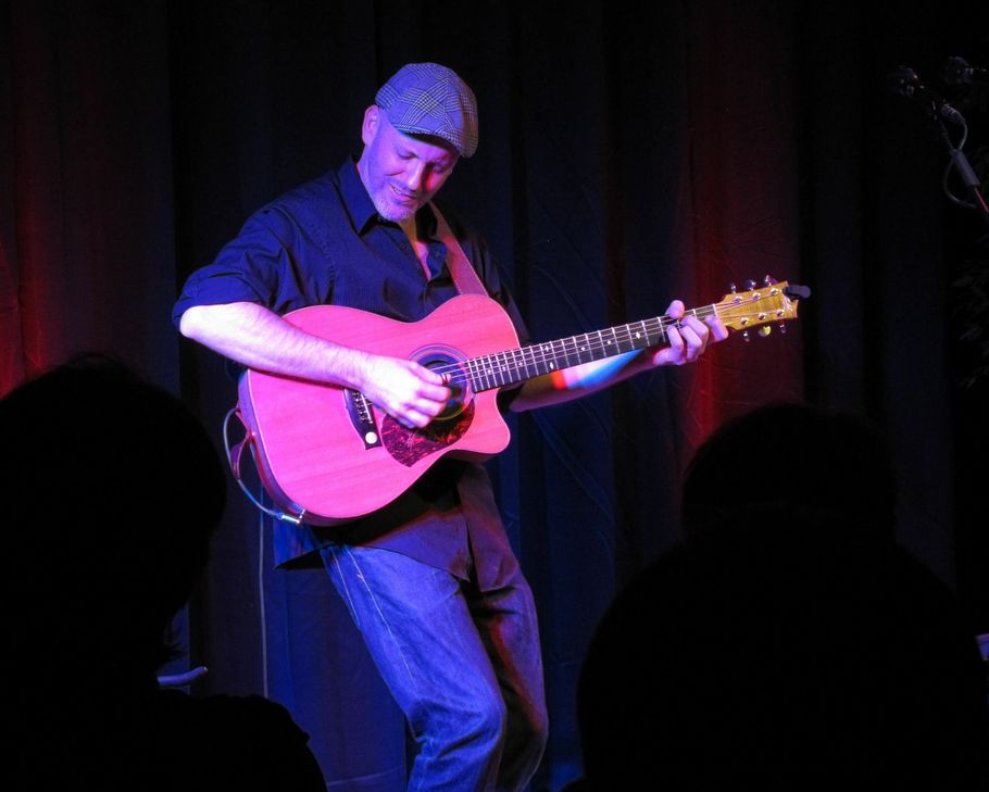 Lehrt für einen Tag in Bitburg: Adam Rafferty. Der Amerikaner besticht als perfekter Fingerstyle-Gitarrist.    Foto: Veranstalter
