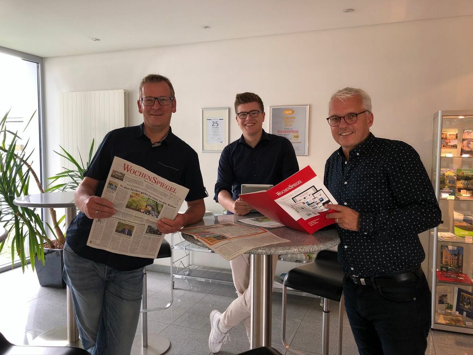 Neu im Team des Monschauer WochenSpiegel: Jonas Weirauch mit Mediaberater Uwe Voßen (r.) und Redakteur Thomas Förster (l.).