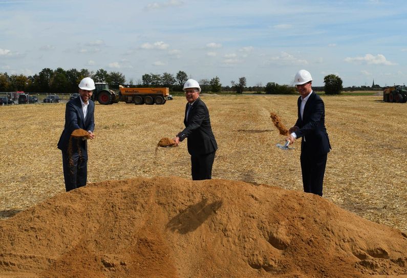 Jan Fiege (v.li., Managing Director bei Fiege Real Estate), Bürgermeister Ulf Hürtgen und NRW-Verkehrsminister Hendrik Wüst beim symbolischen Spatenstich. Foto: Scholl