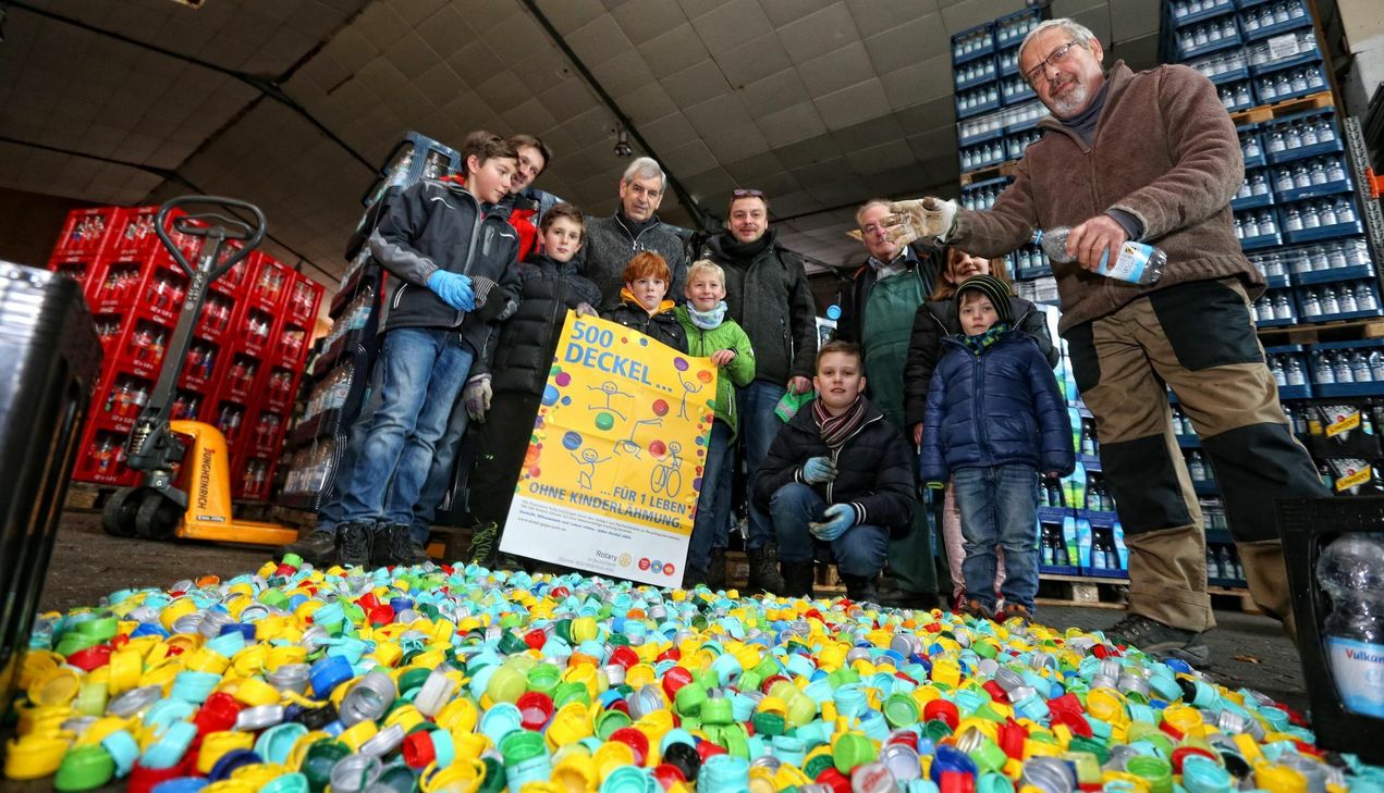 Rotarier des Rotary Clubs Cochem-Zell haben mit Familienangehörigen und Kindern in einer Aktion bei der Firma Zappei in Cochem-Sehl rund 10.000 Deckel von Leergutflaschen abgeschraubt.